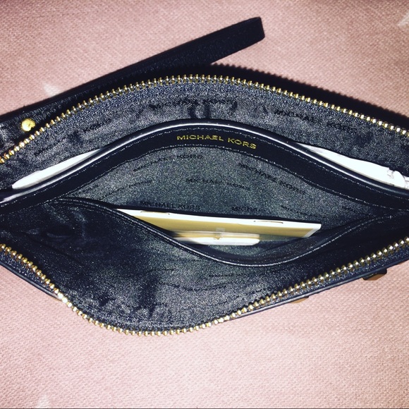 MICHAEL KORS STUDDED LEATHER WRISTLET - Picture 5 of 5